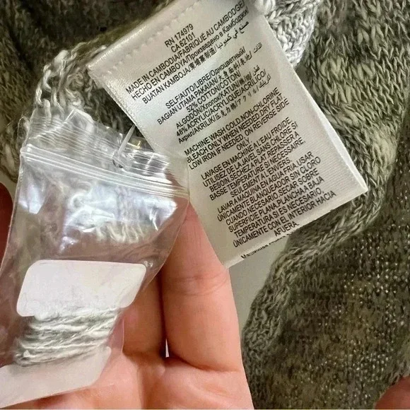 NWT BCBGeneration Women's Grey Twist Hem V-Neck Crop Sweater Size multiple A24 - Picture 9 of 9